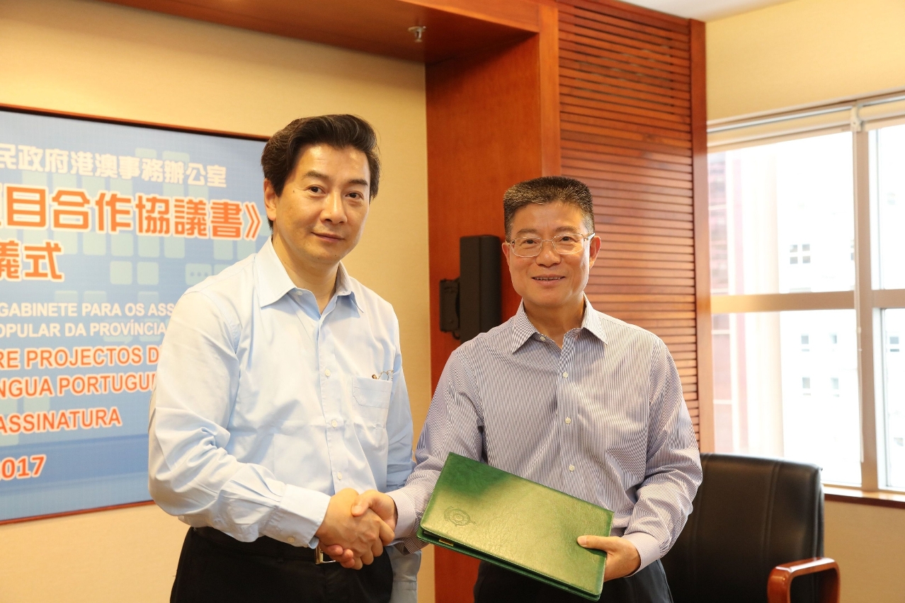Professor Lei Heong Iok, President of MPI, and Mr Fei Shaoyun, Director of the Hong Kong & Macao Affairs Office of Jiangsu Provincial People’s Government (left) sign the cooperation agreement