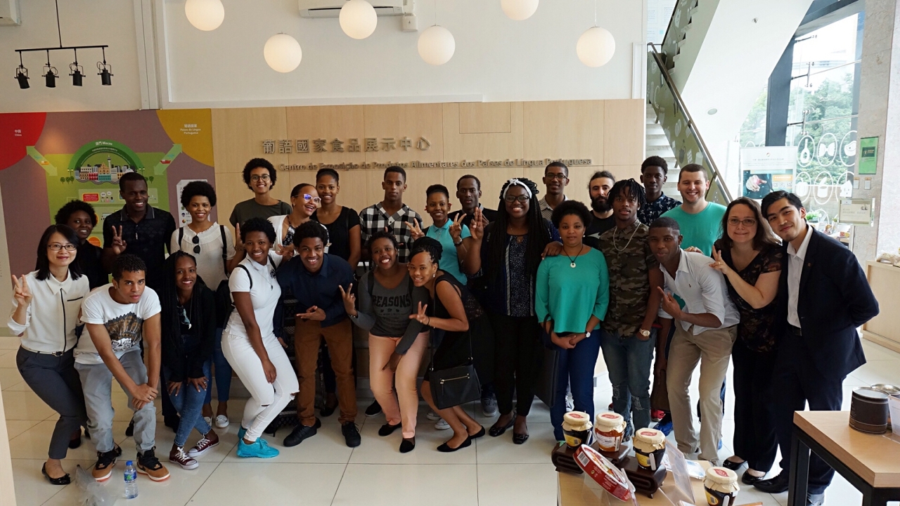 The international students visiting the Portuguese-speaking Countries Food Products Exhibition Centre.