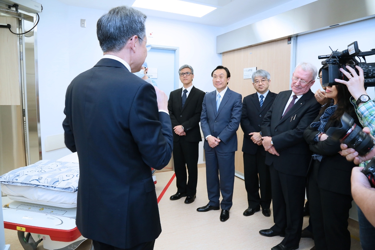 Director do Hospital Dr. Kuok Cheong Iu apresenta instalações da sala cirúrgica híbrida