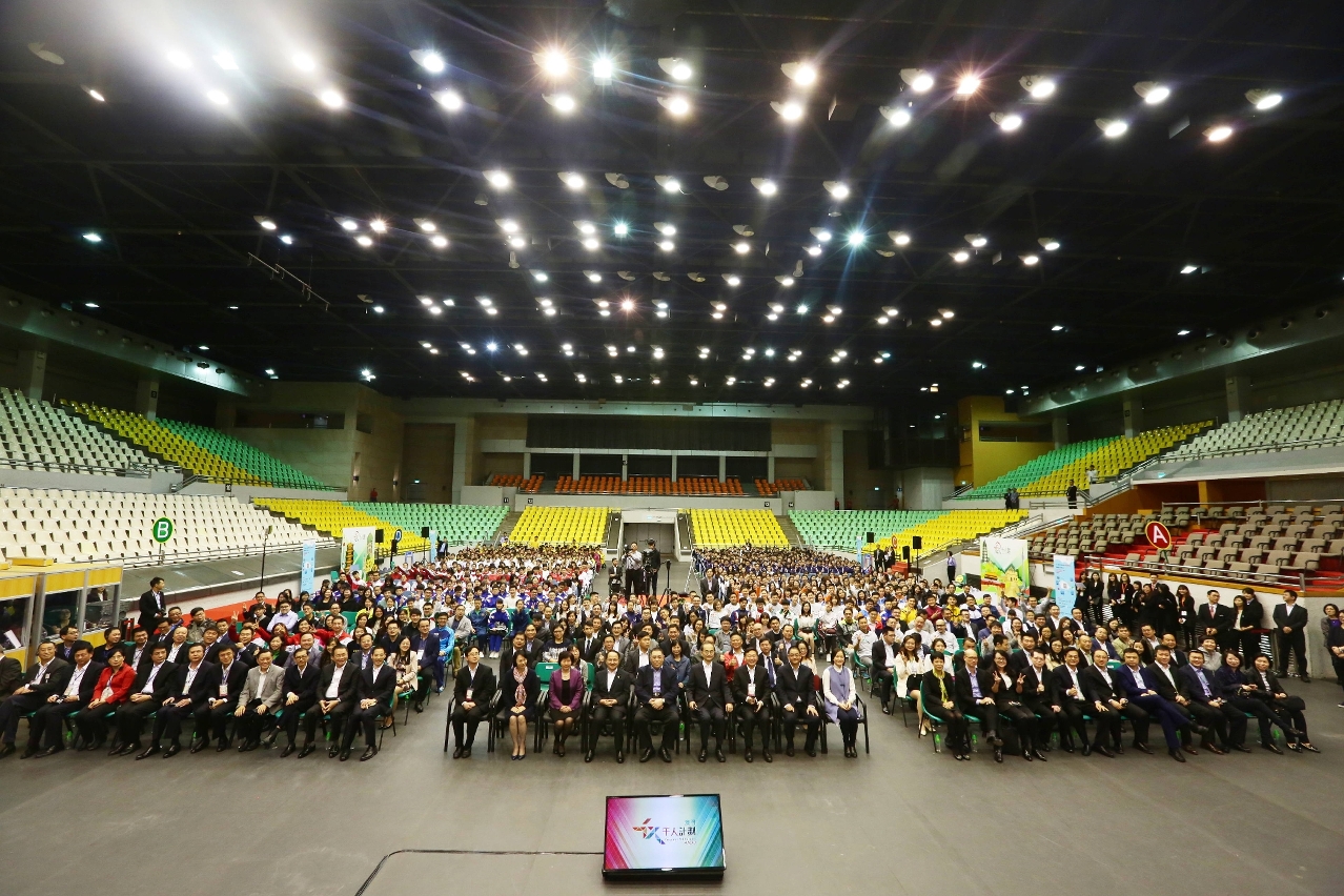 Fotografia dos convidados de honra e todos os participantes do “Programa Mil Talentos”