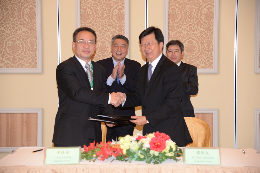 廣東省環境保護廳魯修祿廳長與澳門環境保護局譚偉文局長簽署《2017－2020年粵澳環保合作協議》