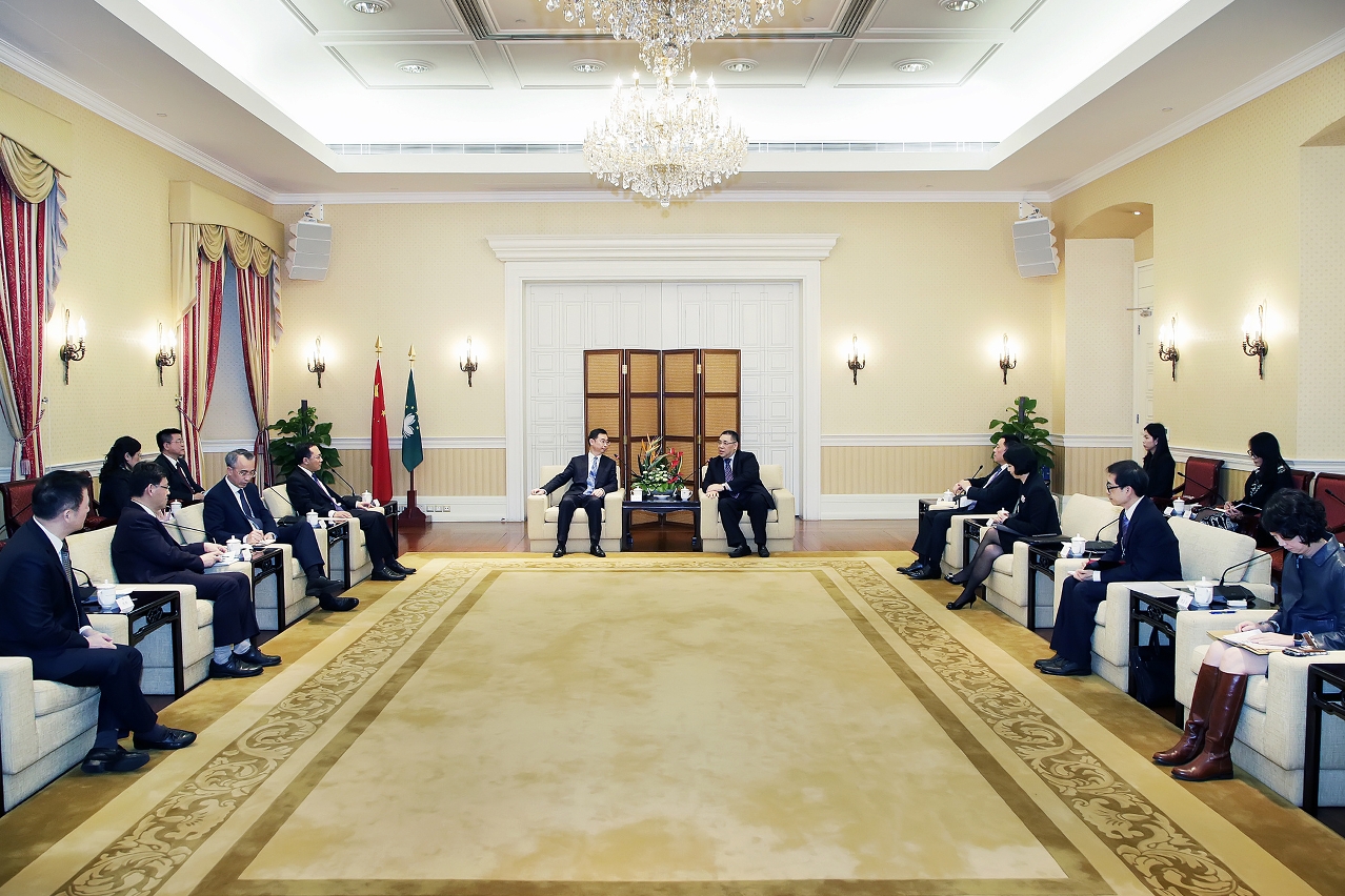 Encontro entre o Chefe do Executivo, Chui Sai On, e o presidente do município de Cantão, Wen Guohui