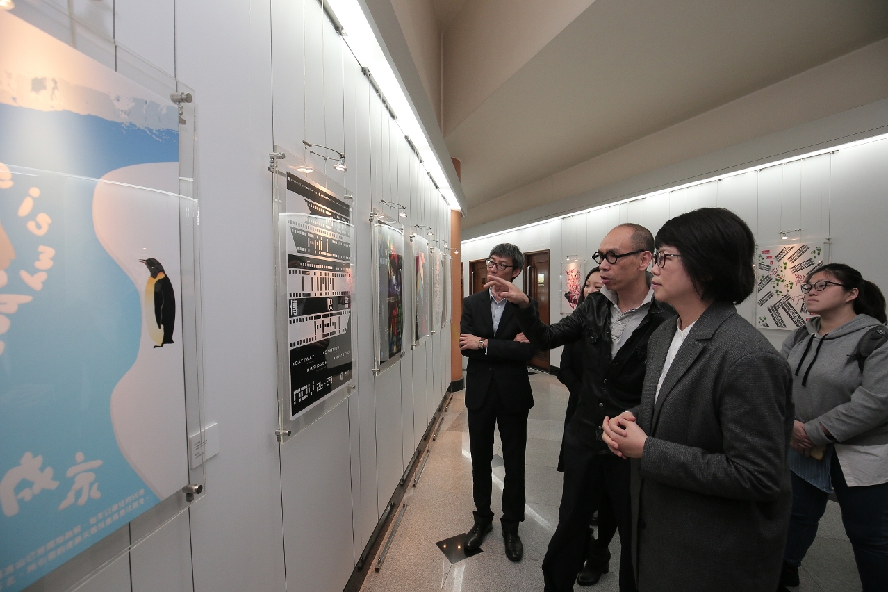 Guests appreciating the art works of the exhibition.