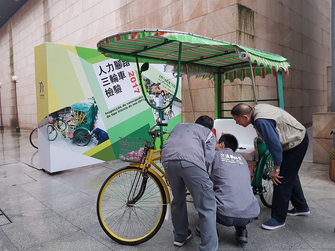 交通事務局工作人員為三輪車進行檢驗