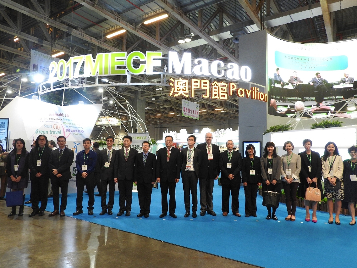 The President of the Macao Trade and Investment Promotion Institute, Mr Jackson Chang, joined a group photo with governmental representatives and exhibitors during the guided tour.