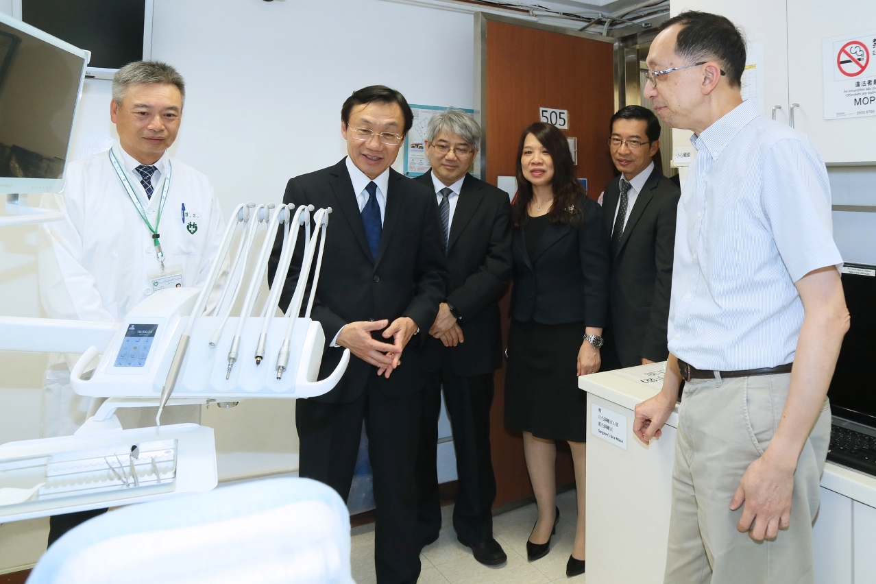譚俊榮司長與候診市民進行親切交流