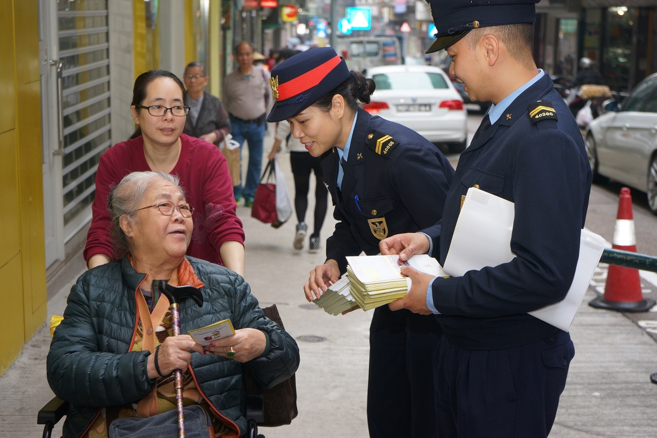 消防局派員到各區域派發防火宣傳單張