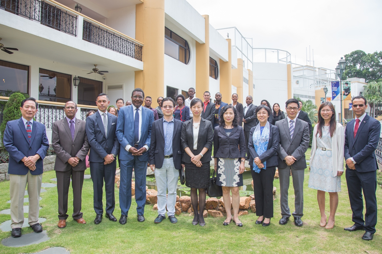 Government tourism personnel of Portuguese-speaking countries with heads of MGTO, the Permanent Secretariat of Forum Macao and IFT