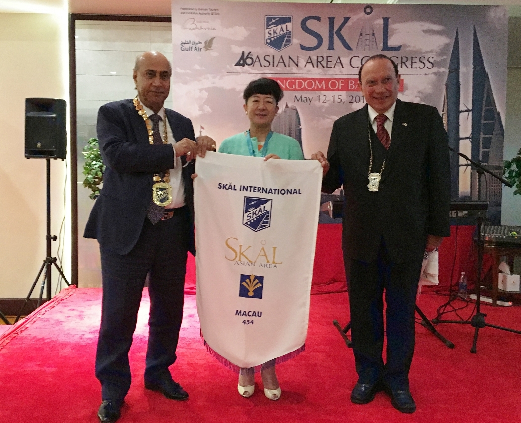 Executive Director Irene Va Kuan and President Costa Antunes receiving the banner to mark the hosting of the next Skål Asian Area Congress