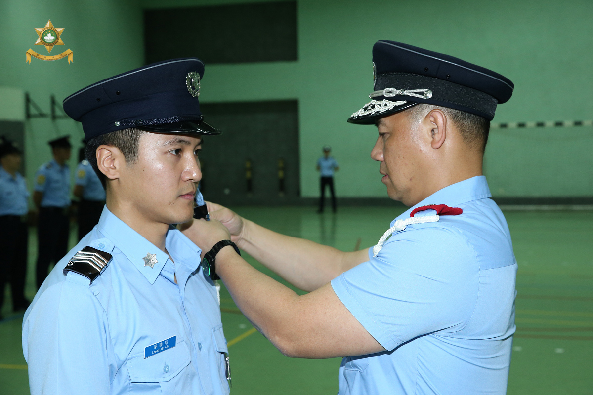 Imposição de distintivo de posto pelo Comandante do CPSP ao promovido de posto de Guarda Principal com a 1ª classificação