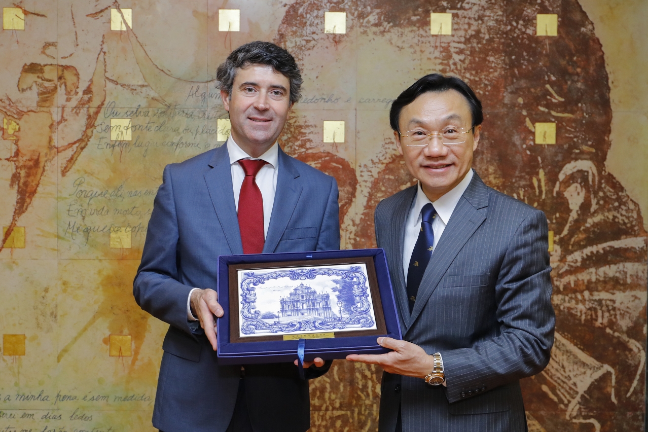 Troca de lembranças entre o Secretário para os Assuntos Sociais e Cultura, Alexis Tam com o Secretário de Estado das Comunidades Portuguesas do Governo da República Portuguesa, Dr. José Luís Carneiro.