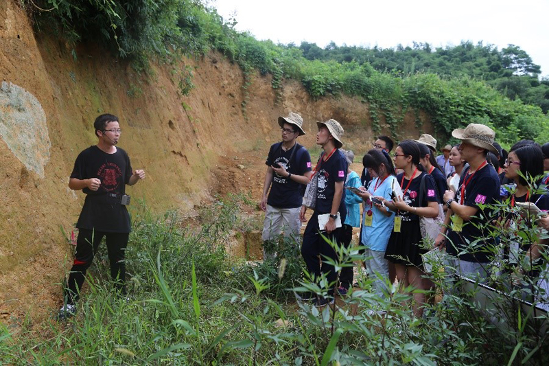 參觀良渚水壩遺址（照片由北京大學考古文博學院提供）
