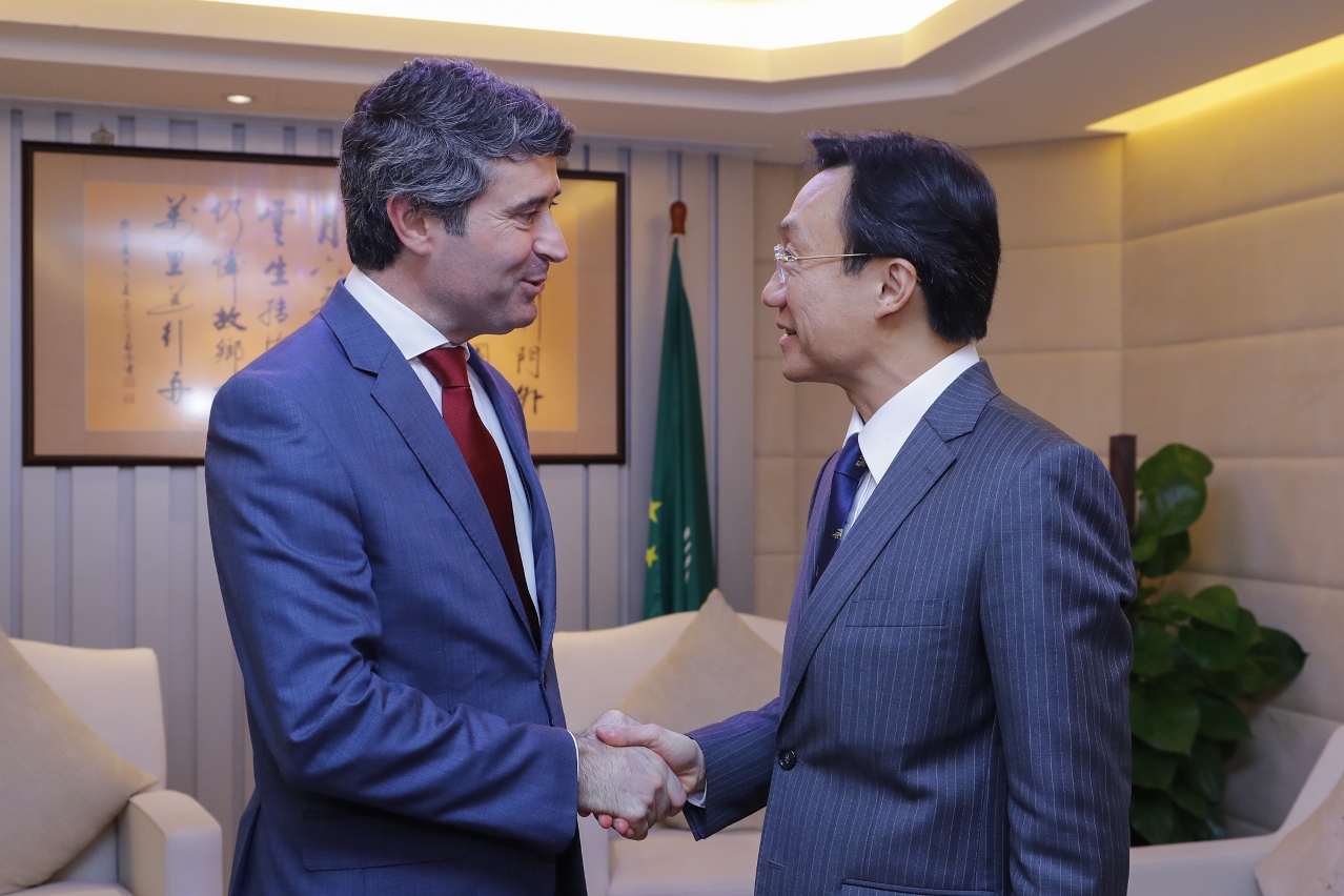 O Secretário para os Assuntos Sociais e Cultura, Alexis Tam com o Secretário de Estado das Comunidades Portuguesas do Governo da República Portuguesa, Dr. José Luís Carneiro.