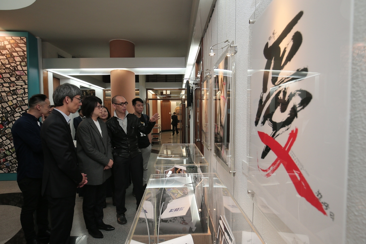 Guests appreciating the art works of the exhibition.
