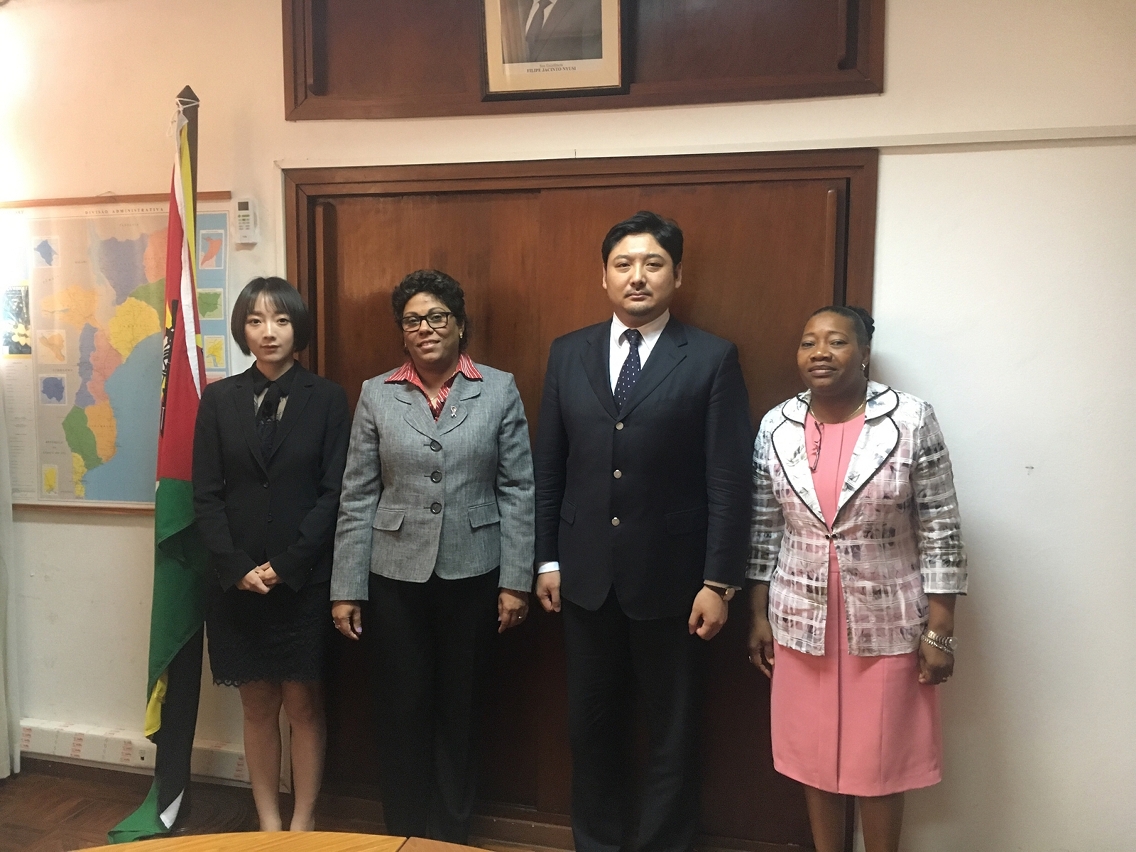 莫桑比克衛生部部長Nazira Abdula（左二）與產業園副行政總裁謝毅（左三）會談