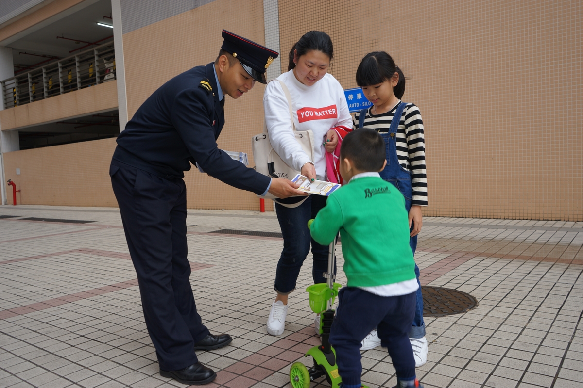 消防局派員到各區域派發防火宣傳單張1