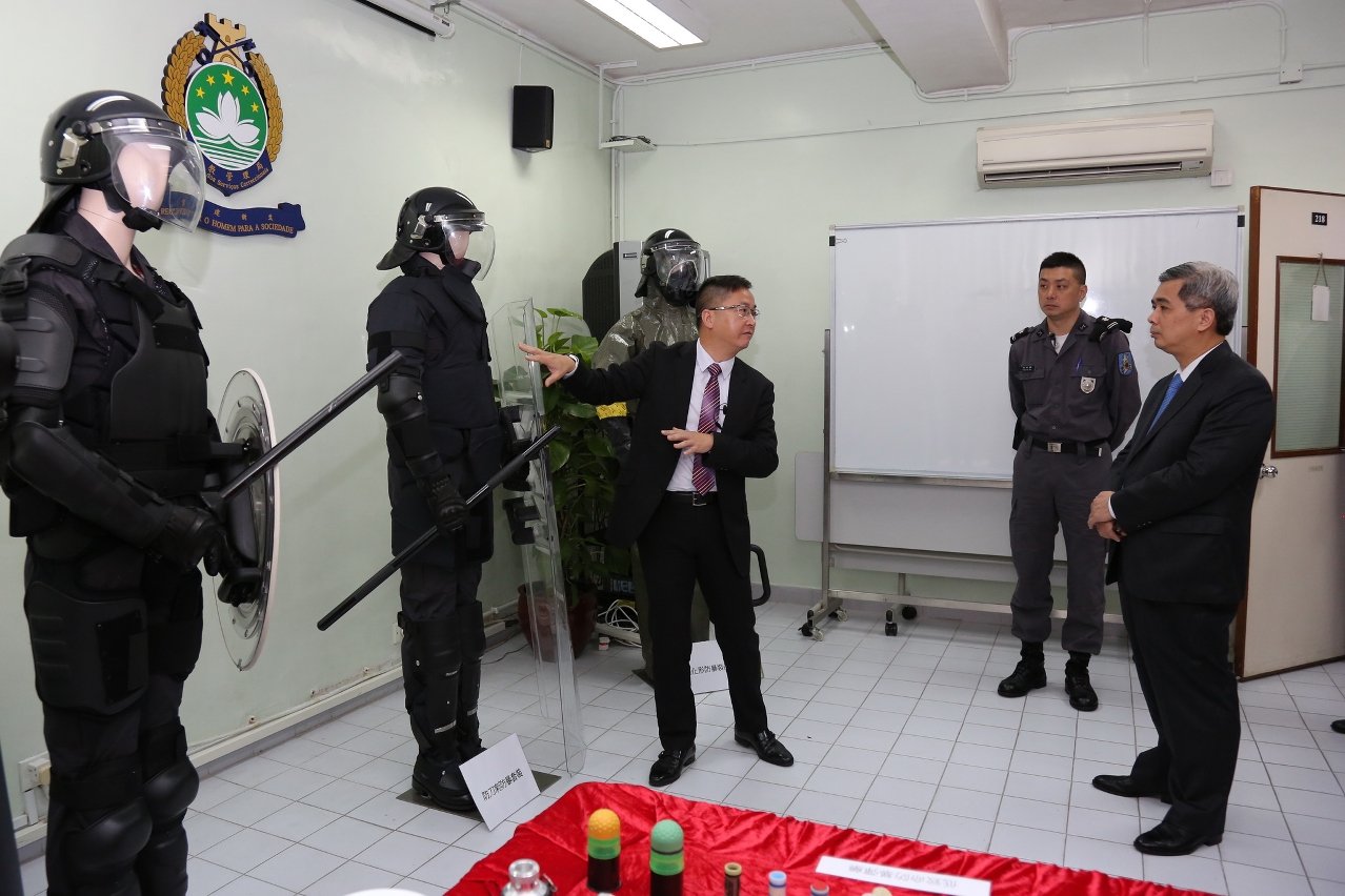 Inspecção dos equipamentos de serviço dos guardas prisionais pelo Secretário Wong Sio Chak