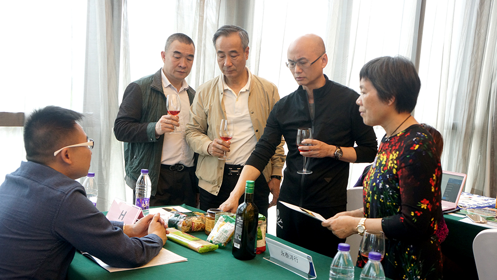 買家在江門站透過親身試飲試食了解葡語國家產品商機