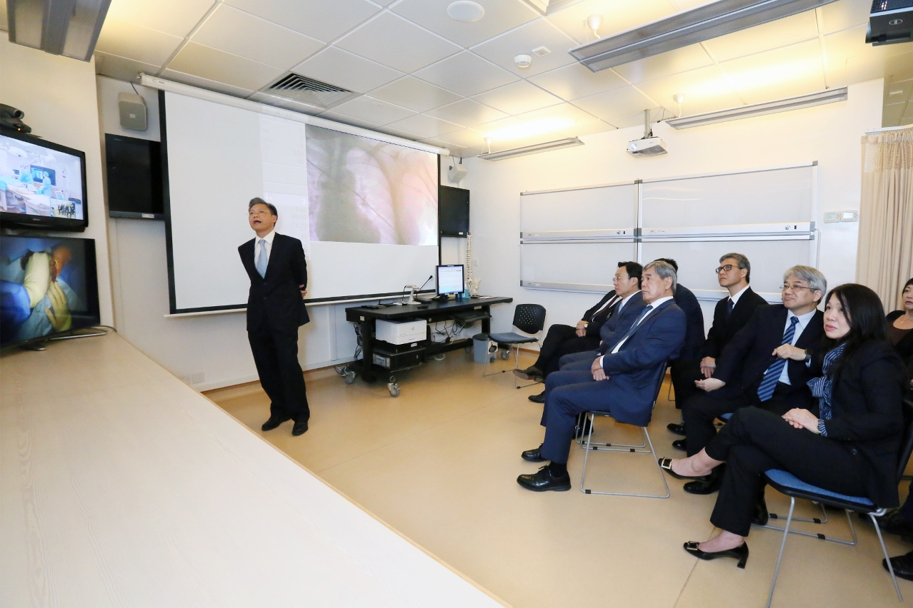 Convidados observam imagens da intervenção em tempo real na sala de leitura colectiva do Serviço de Imagiologia