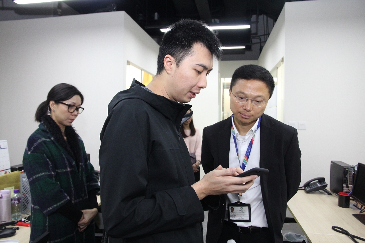 電的公司向林衍新局長介紹有關電的手機應用程式的使用