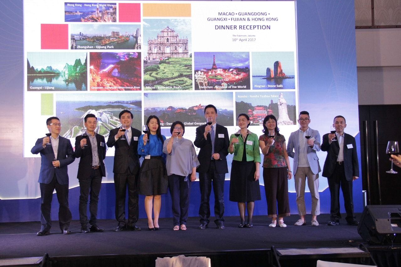 Group photo of major guests
