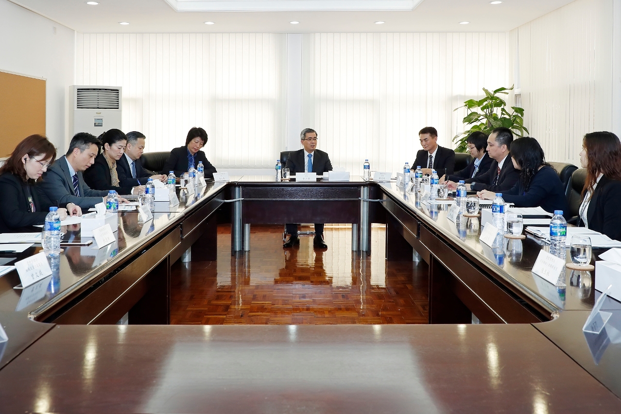 Reunião de trabalho realizada pelo Secretário Wong Sio Chak com a direcção e chefias da DSC