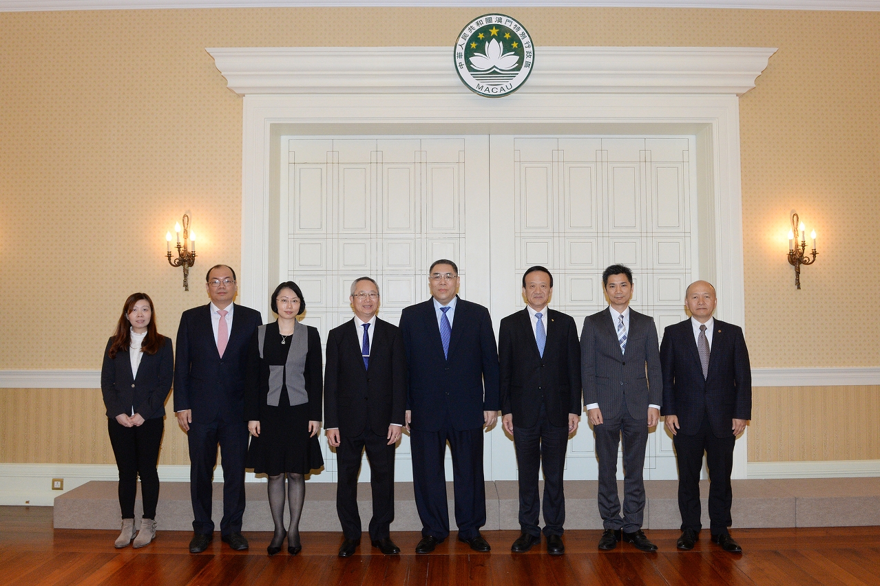 Chefe do Executivo recebe membros do Centro de Pesquisa Estratégica para o Desenvolvimento de Macau.