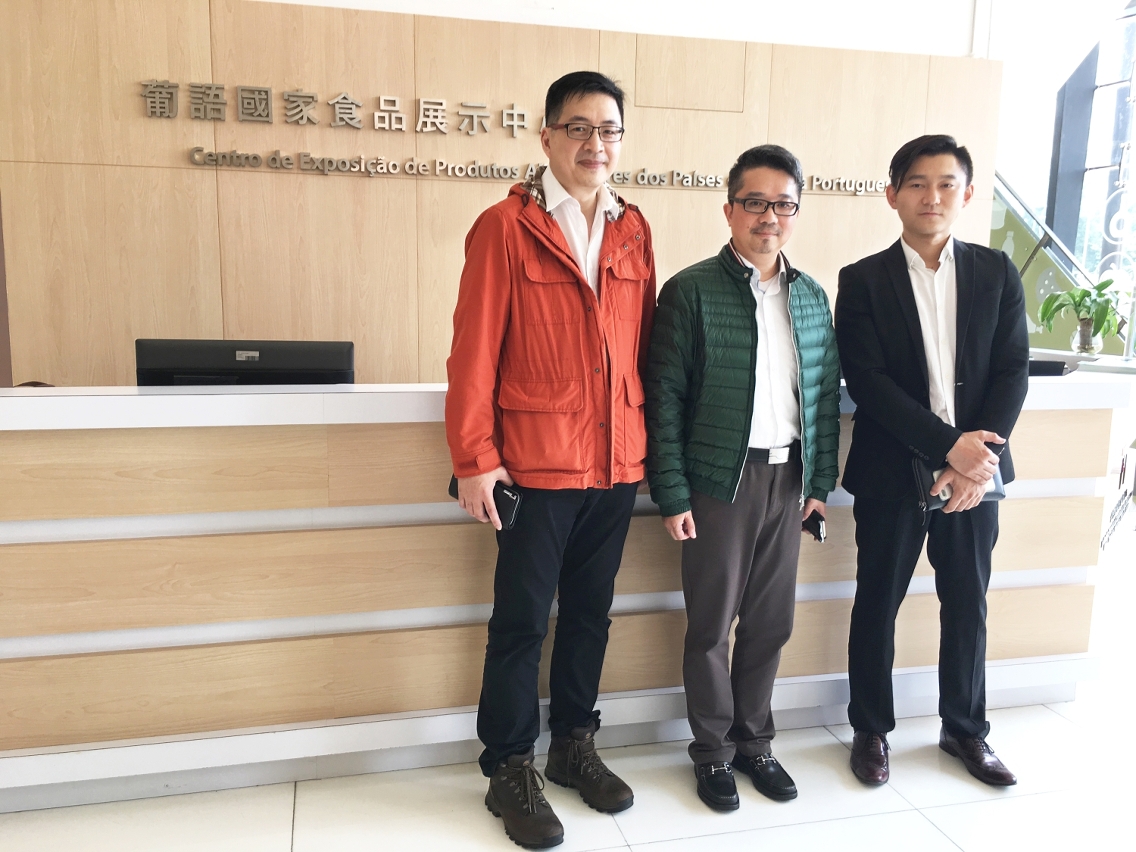 O vice-presidente da Direcção da Associação Industrial de Macau, Ho Hon Fai, e os responsáveis das empresas-membros, Jeffrey Vong e Leo Ho.