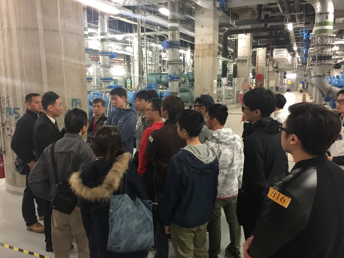 參加者到企業實地了解行業工作環境
