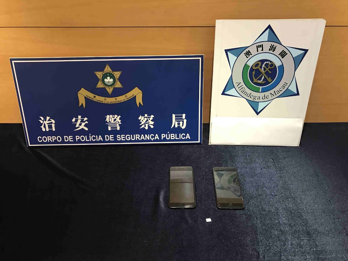 內地男子在街頭兜售假冒最新型號的手提電話