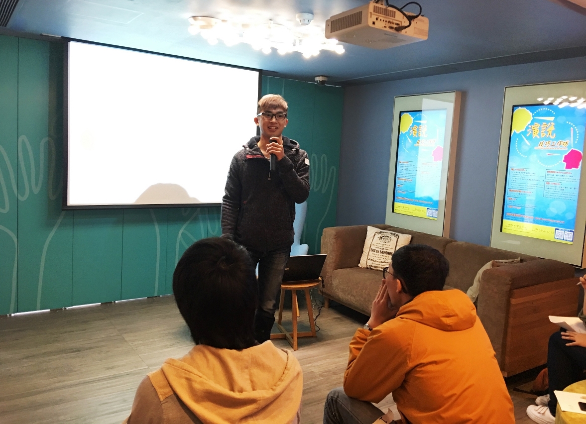 學生進行模擬演說