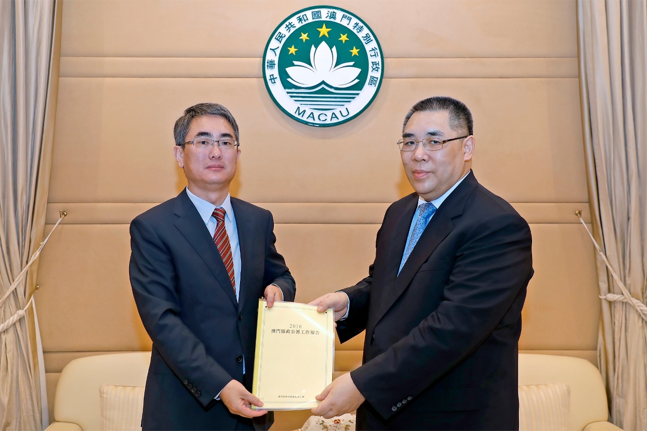 The Commissioner Against Corruption, Cheong Weng Chon, submitted 2016 Annual Report of the Commission Against Corruption of Macao to the Chief Executive, Choi Sai On.