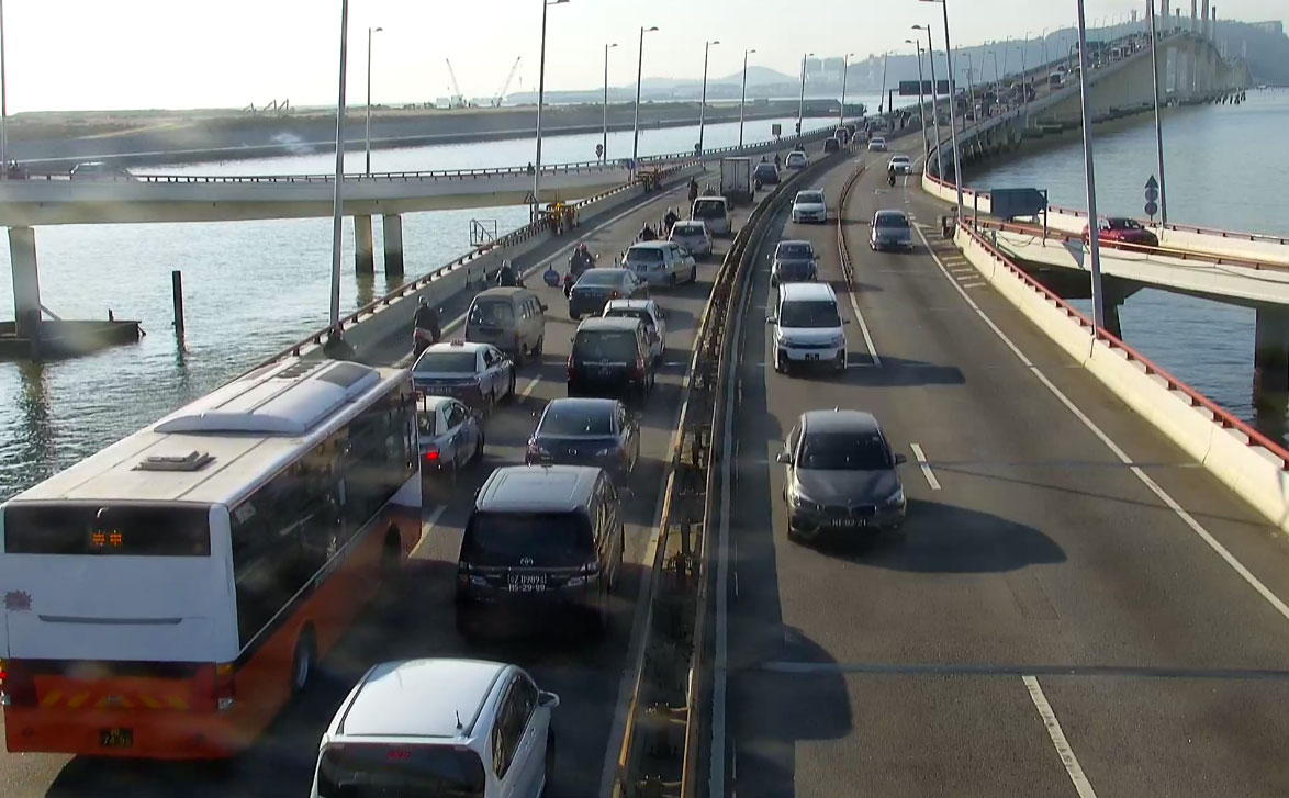 Durante as horas de ponta existe um grande fluxo de tráfego no sentido Macau-Taipa na Ponte da Amizade