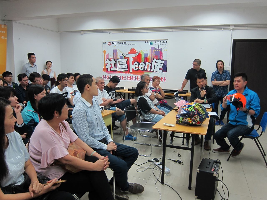 交通事務局人員教導市民檢視頭盔是否符合標準