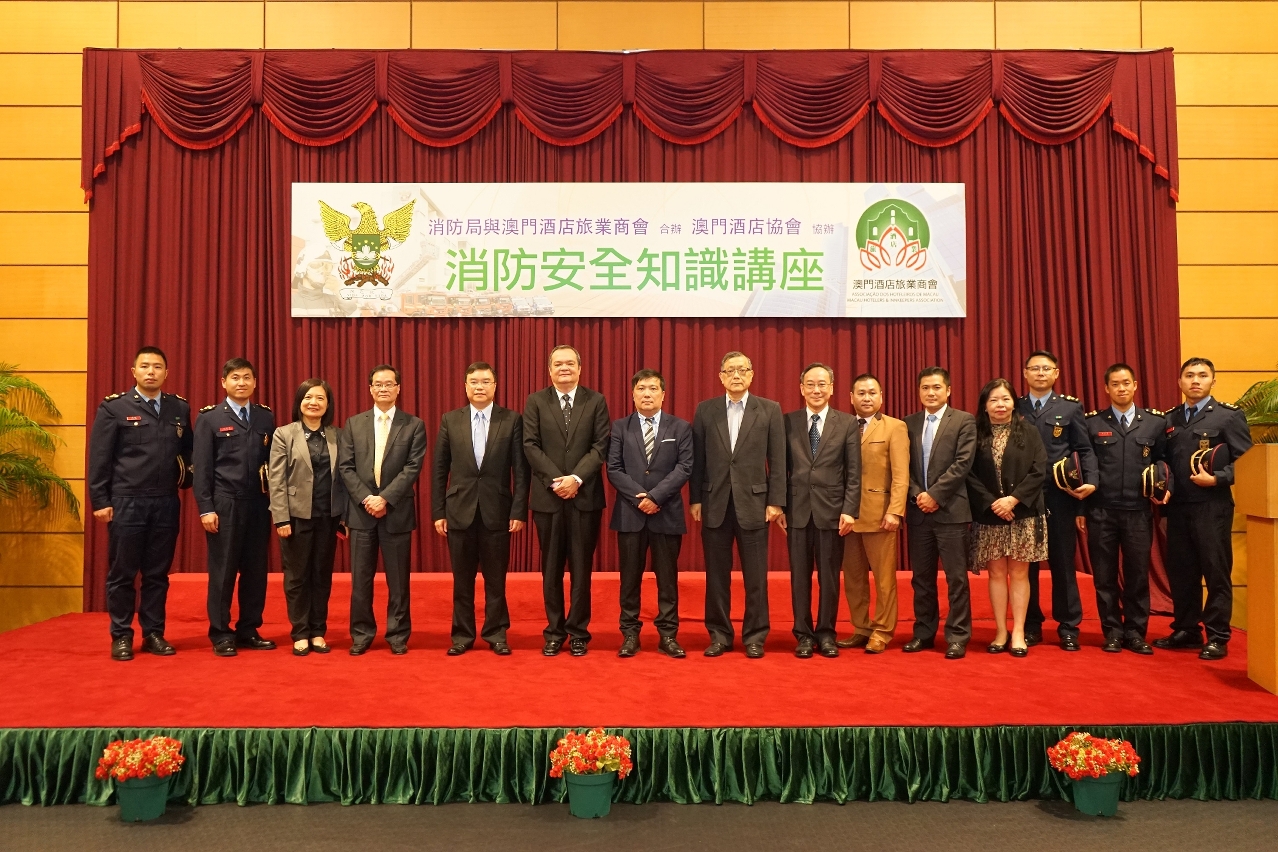 消防局局長與出席嘉賓進行大合照。