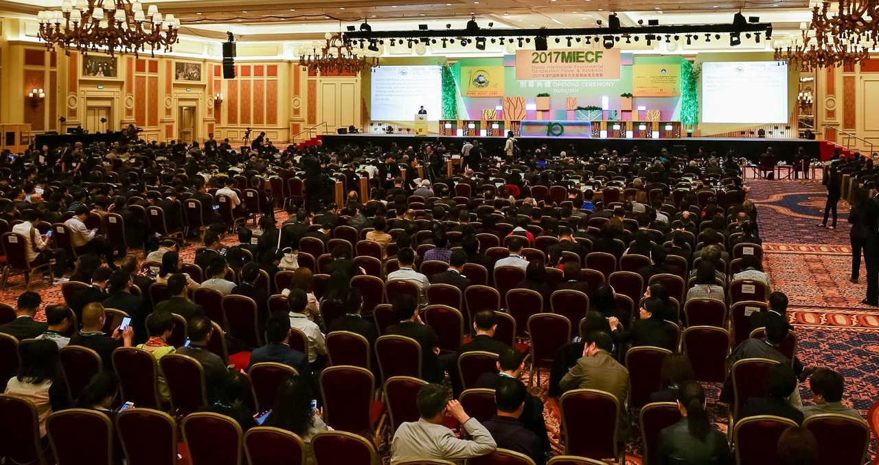 Representantes de departamentos governamentais, empresas, instituições académicas e da área de investigação e desenvolvimento, reuniram-se no MIECF para aprender mais sobre o desenvolvimento e as oportunidades da economia verde