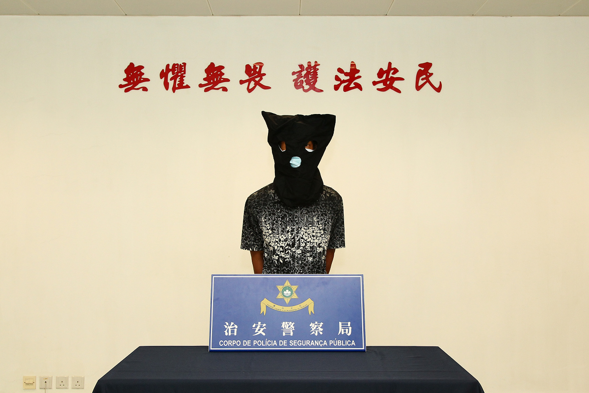 在行動期間查獲持偽證人士