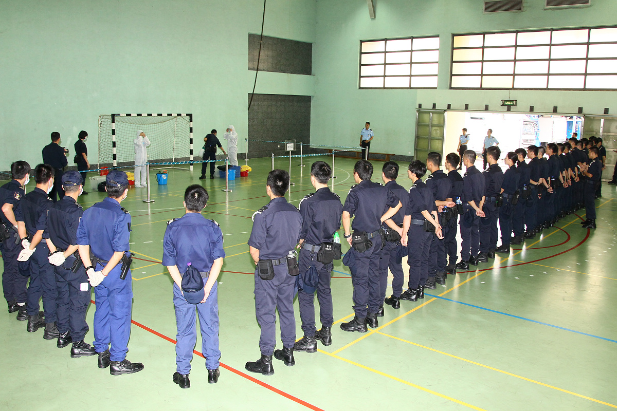 警員專心聽取講解