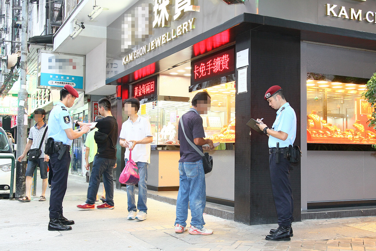 警方進行查證行動