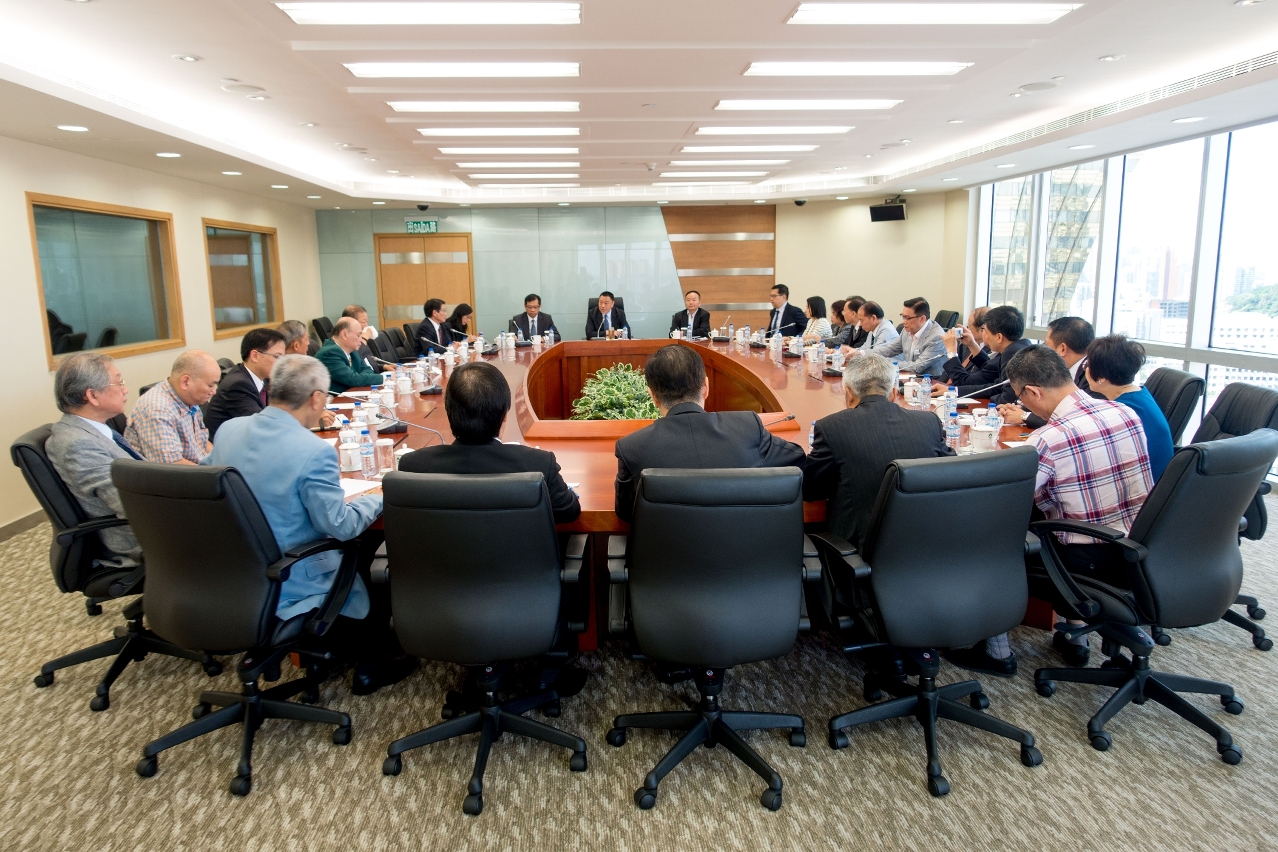 梁維特司長與二十多個工商團體負責人進行座談，就提振澳門經濟聽取意見。