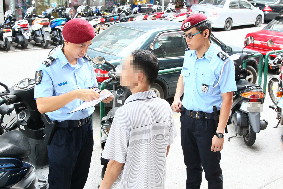 警方進行查證行動