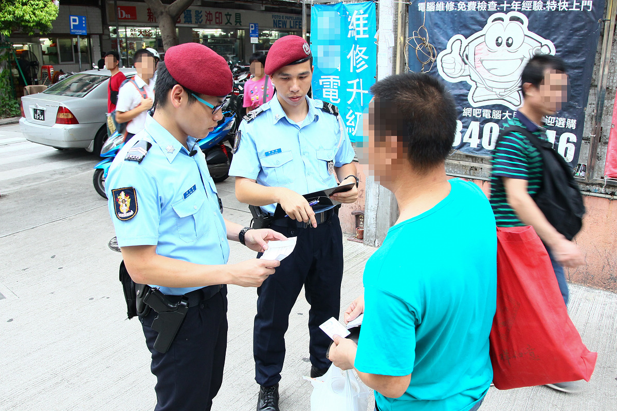 警方進行查證行動