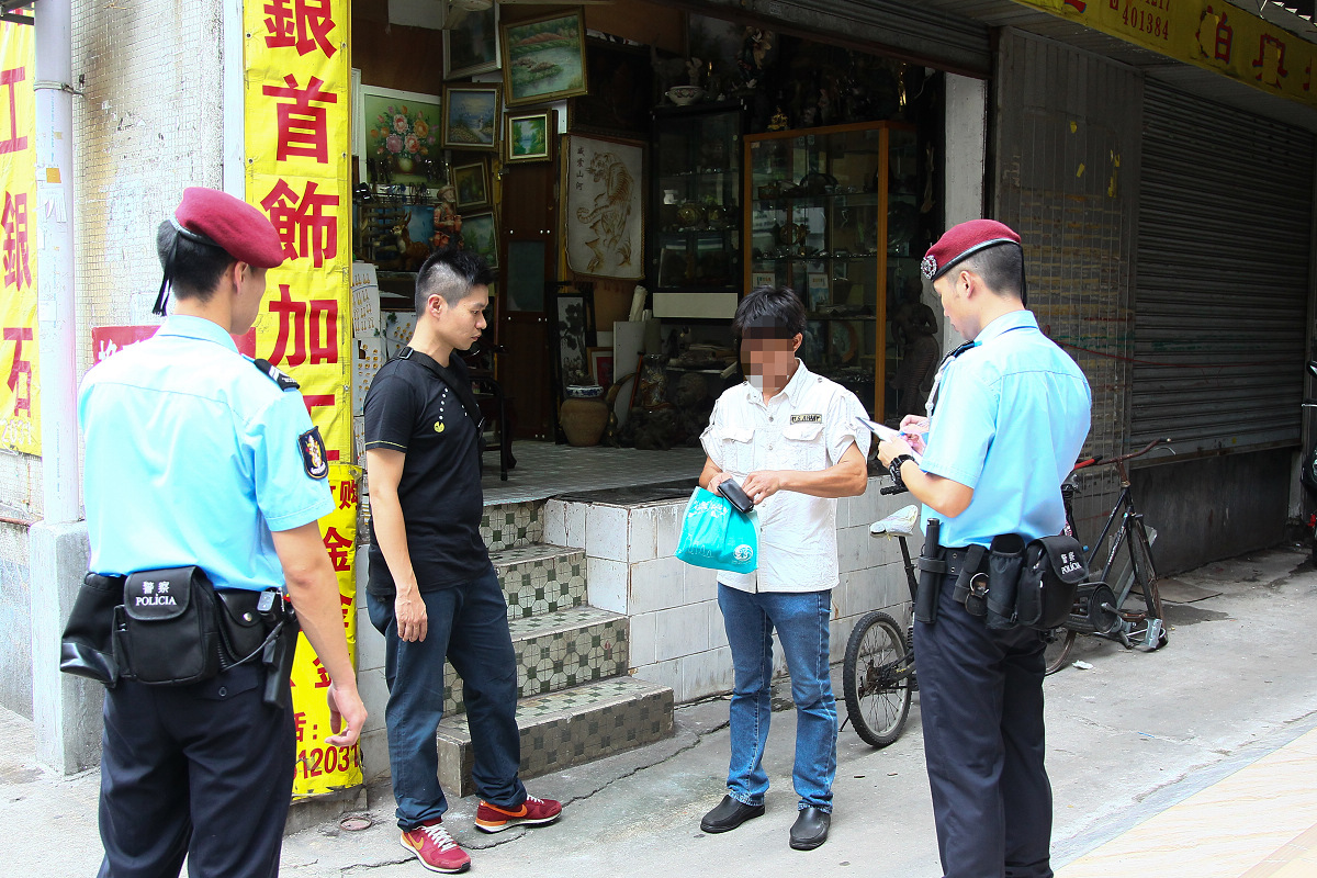 警方進行查證行動