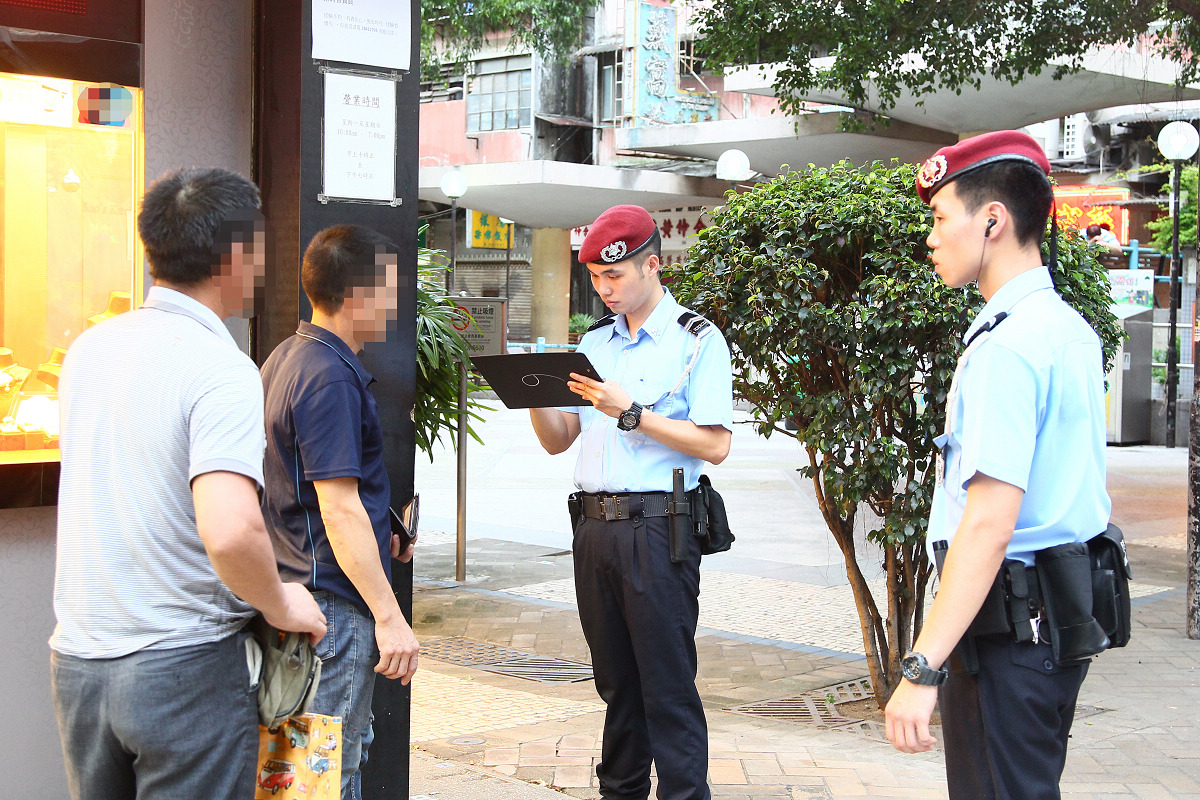 警方進行查證行動