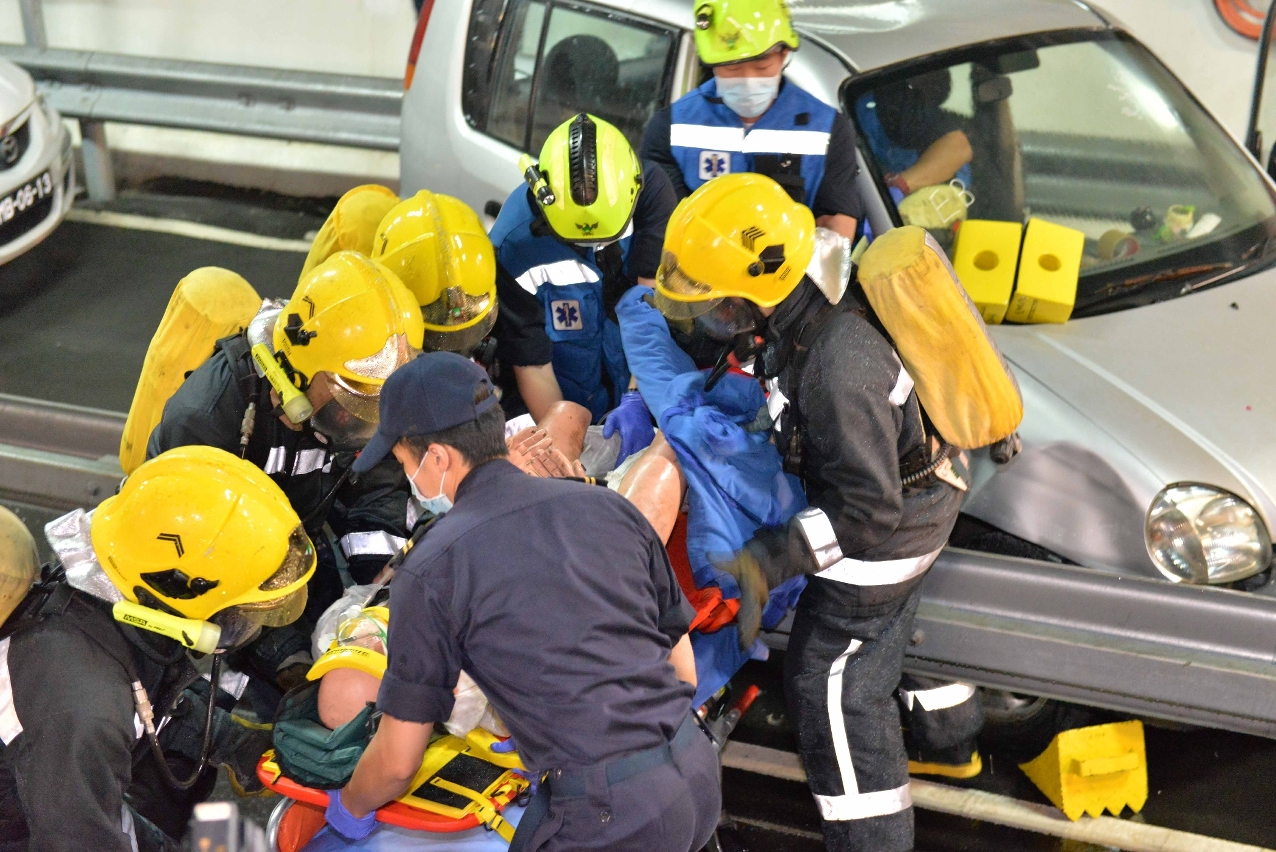 Simulacro de salvamento e incêndio em acidente de viação no tabuleiro inferior da Ponte de Sai Van ( FOTO1)
