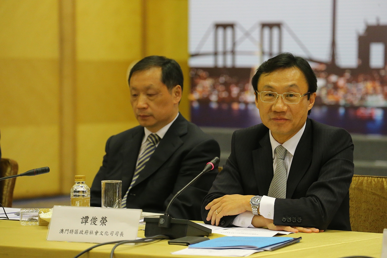 Secretary for Social Affairs and Culture, Mr Tam Chon Weng (right), speaks at the seminar.