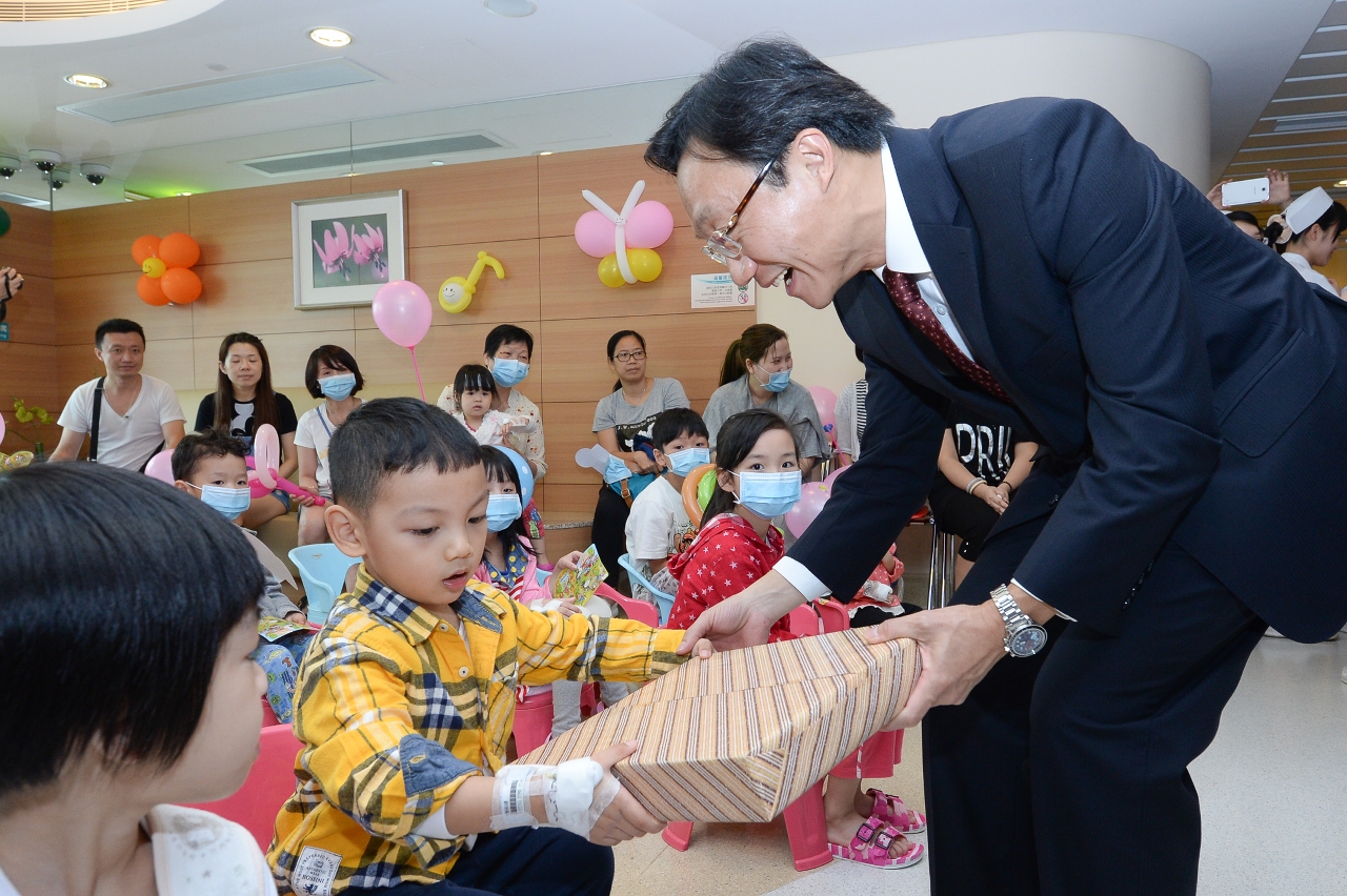 Visita às crianças internadas no Hospital Kiang Wu