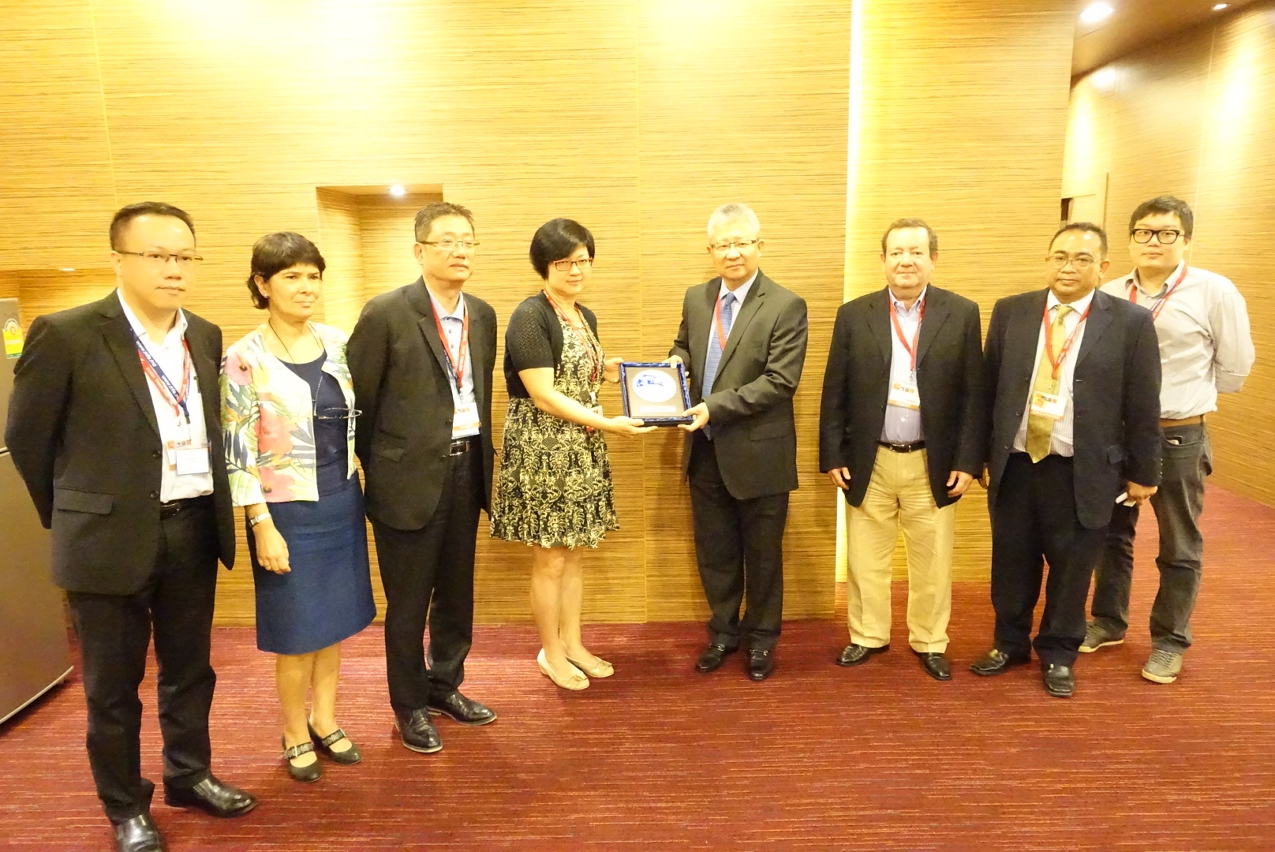 A Vogal Executiva do IPIM, Dra. Glória Batalha Ung e parte dos membros da Delegação Empresarial de Macau efectuaram visita de cortesia ao Subchefe do Departamento de Promoção do Comércio Internacional junto do Ministério do Comércio da Tailândia, Sr. Supapat Ongsangkoon.