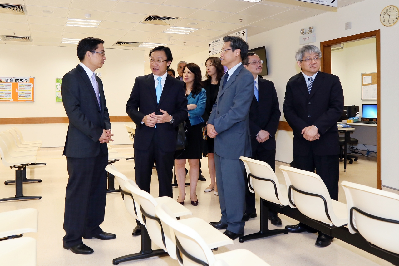譚俊榮司長參觀湖畔嘉模衛生中心的各項設施