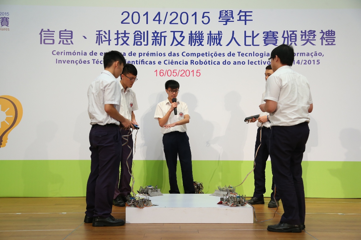 獲獎機械人隊伍上台作演示